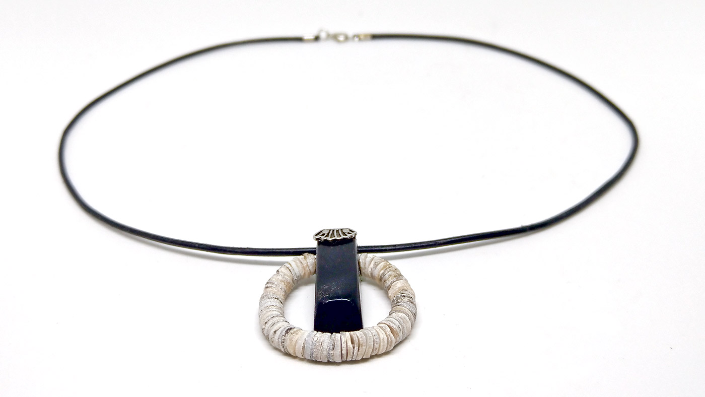 162 Straußenwalzer Anhänger, Ebenholz Straußeneierschalen