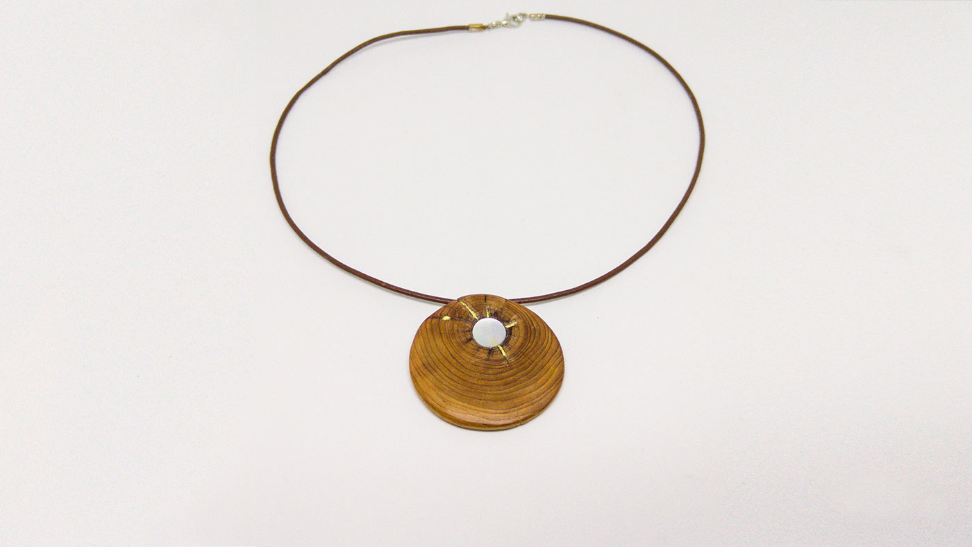 163 Sonnenstrahl Anhänger, Eibe, Perlmutt, Blattgold