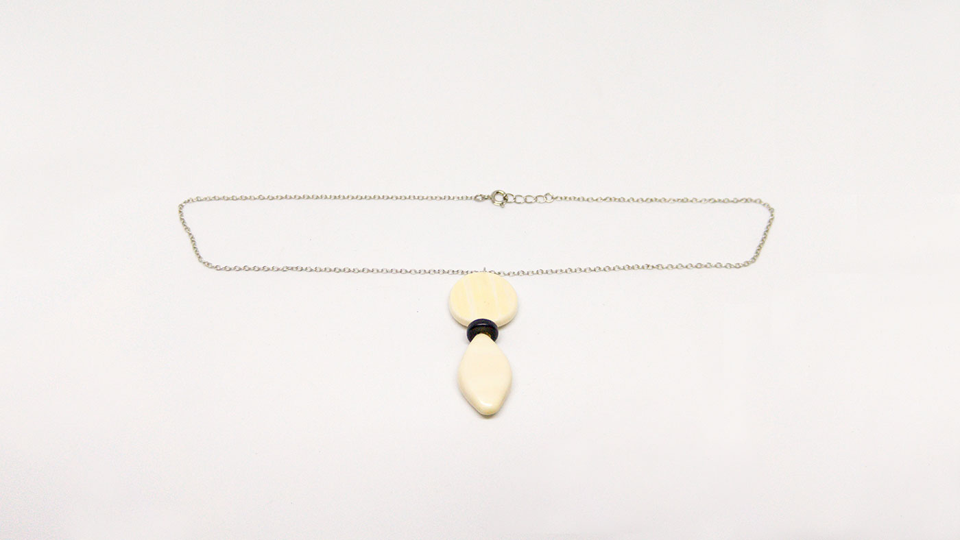 169 Spitz auf Knopf Anhänger	Elfenbein, Silberkette