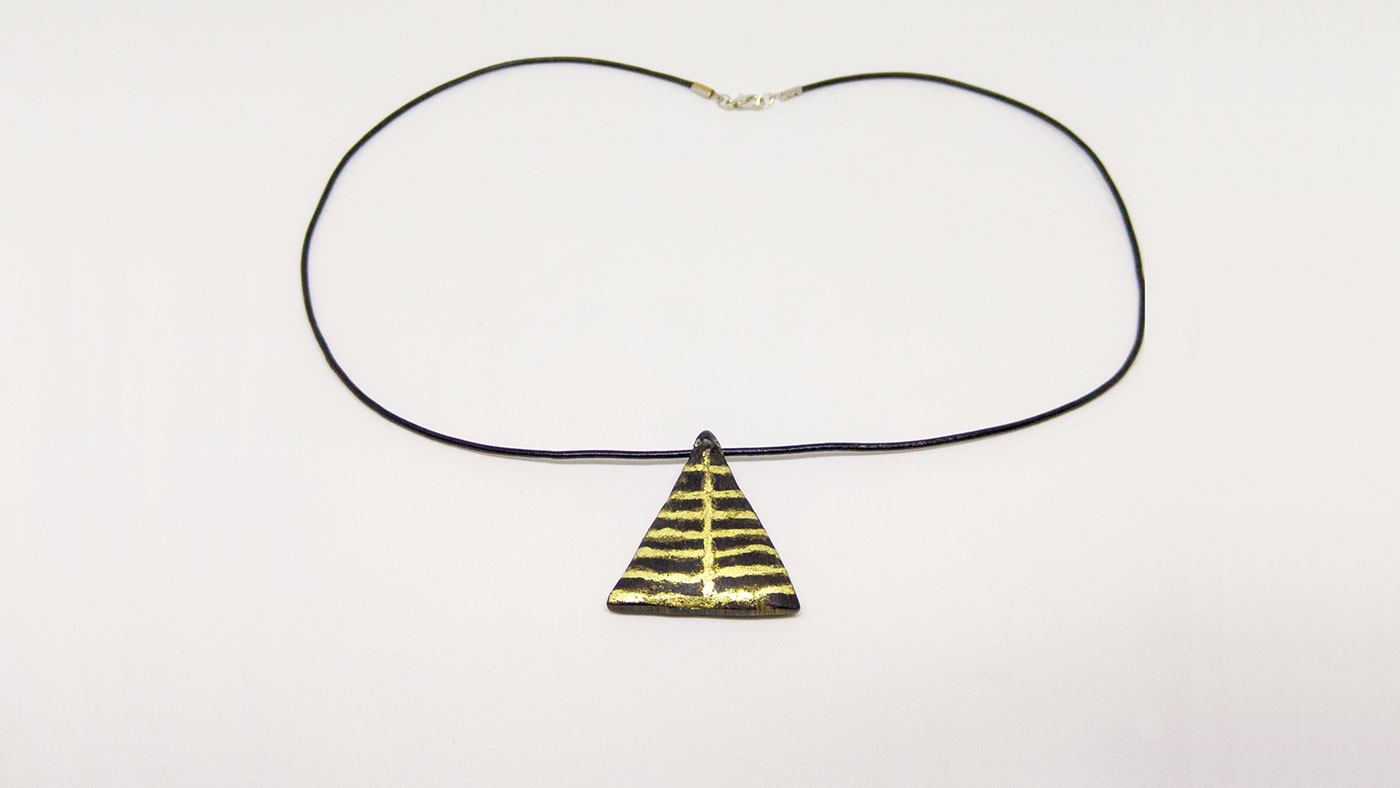 170 Kleopatra Anhänger, Mooreiche, Blattgold, 2 Brillis