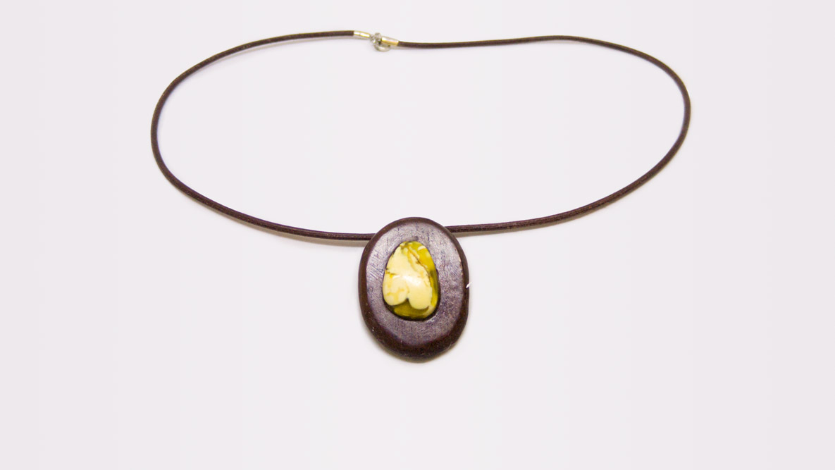 252 Herzeinschuss Anhänger, Kameldorn, Jaspis