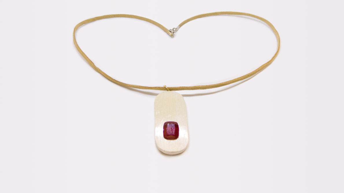 253 Tasteninstrument Anhänger, Elfenbein, Rubin