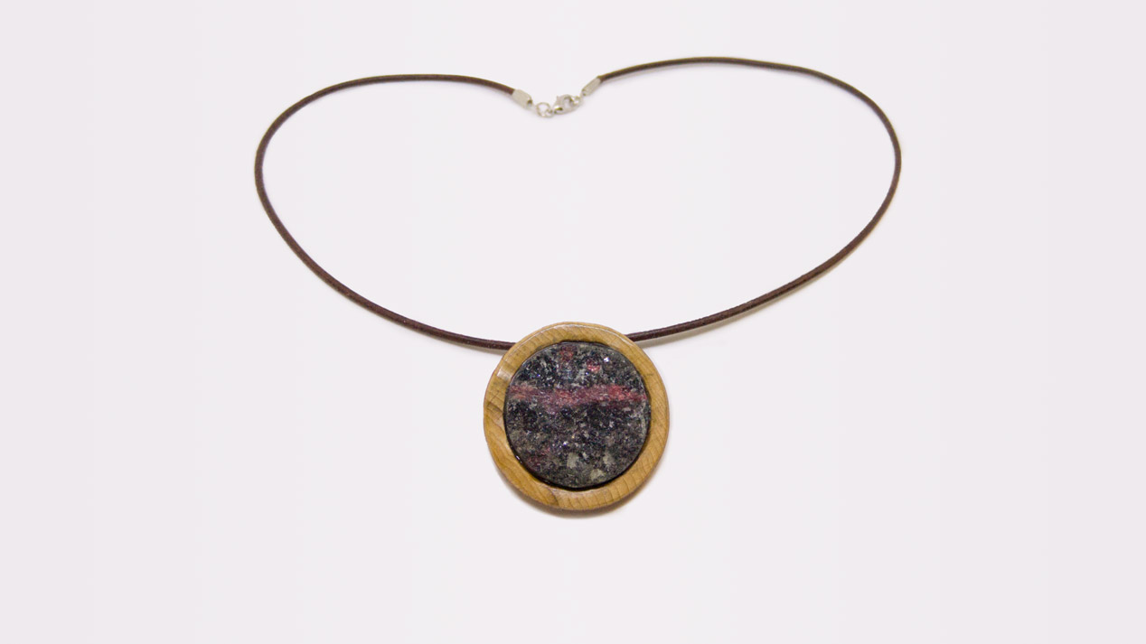 254 Felsabbau Anhänger, Buche, Muttergestein, Rubineinschüsse