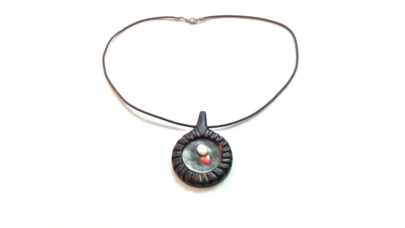 128 Schneewittchen, Ebenholz weiße Perle rotes Herz