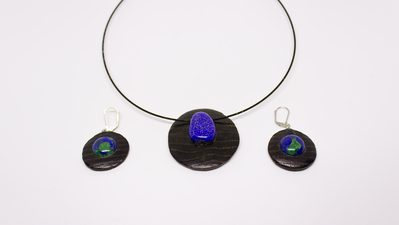 92 Anhänger und Ohrringe, Mooreiche und Lapislazuli