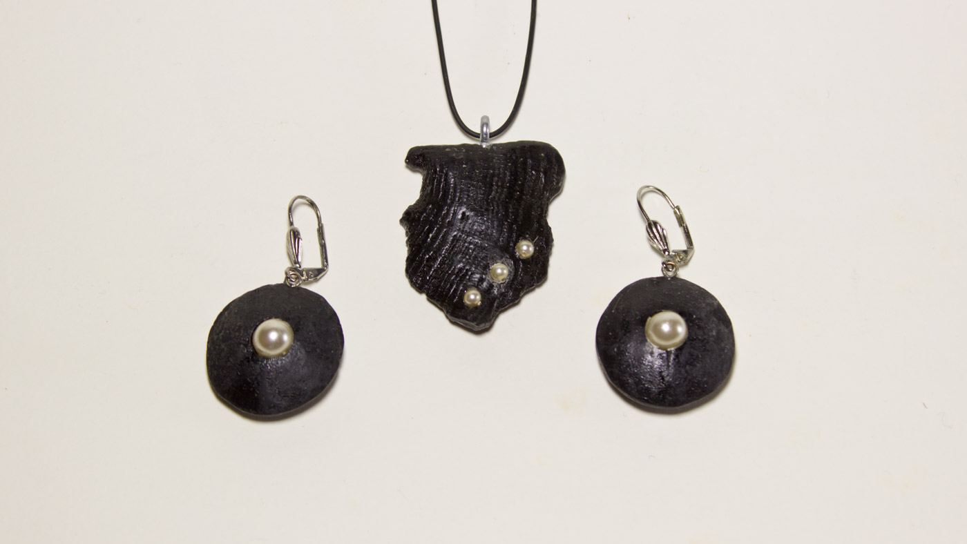 Ohrringe und Anhänger, Mooreiche