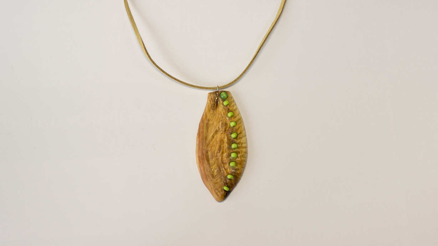 Anhänger, Zirbenholz »Raupe Nimmersatt«