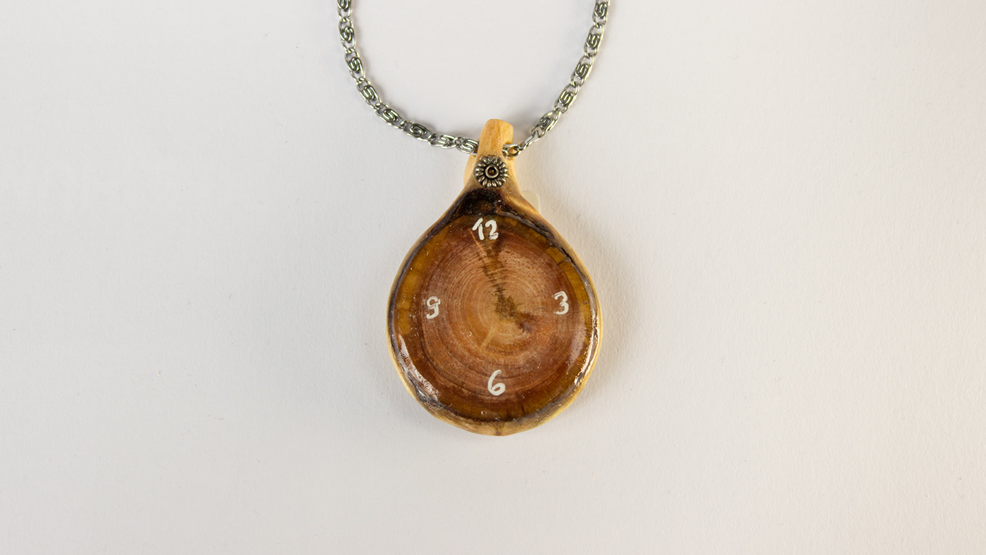 Anhänger, Zirbenholzuhr