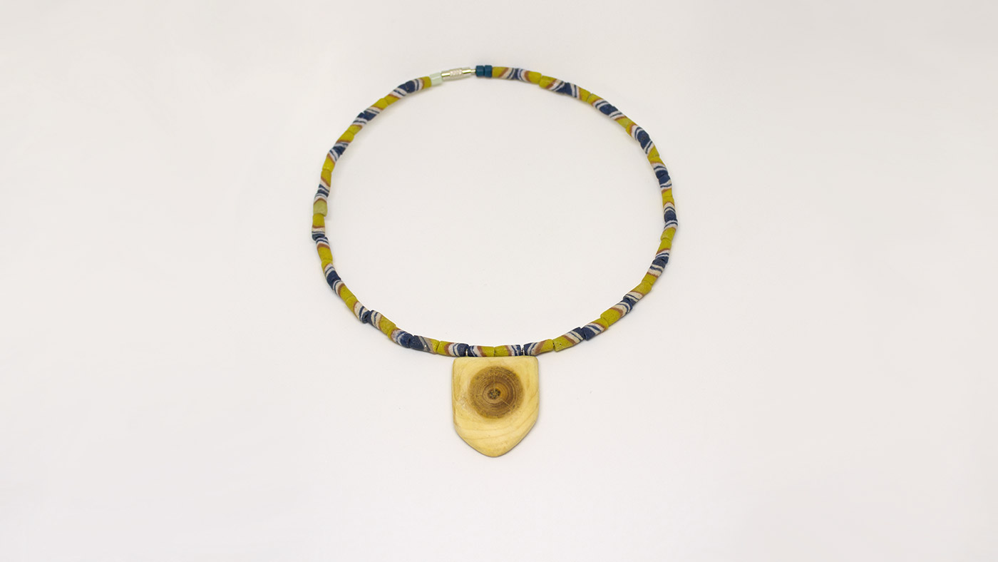 Halskette bemalte Steine, Anhänger Zirbenholz