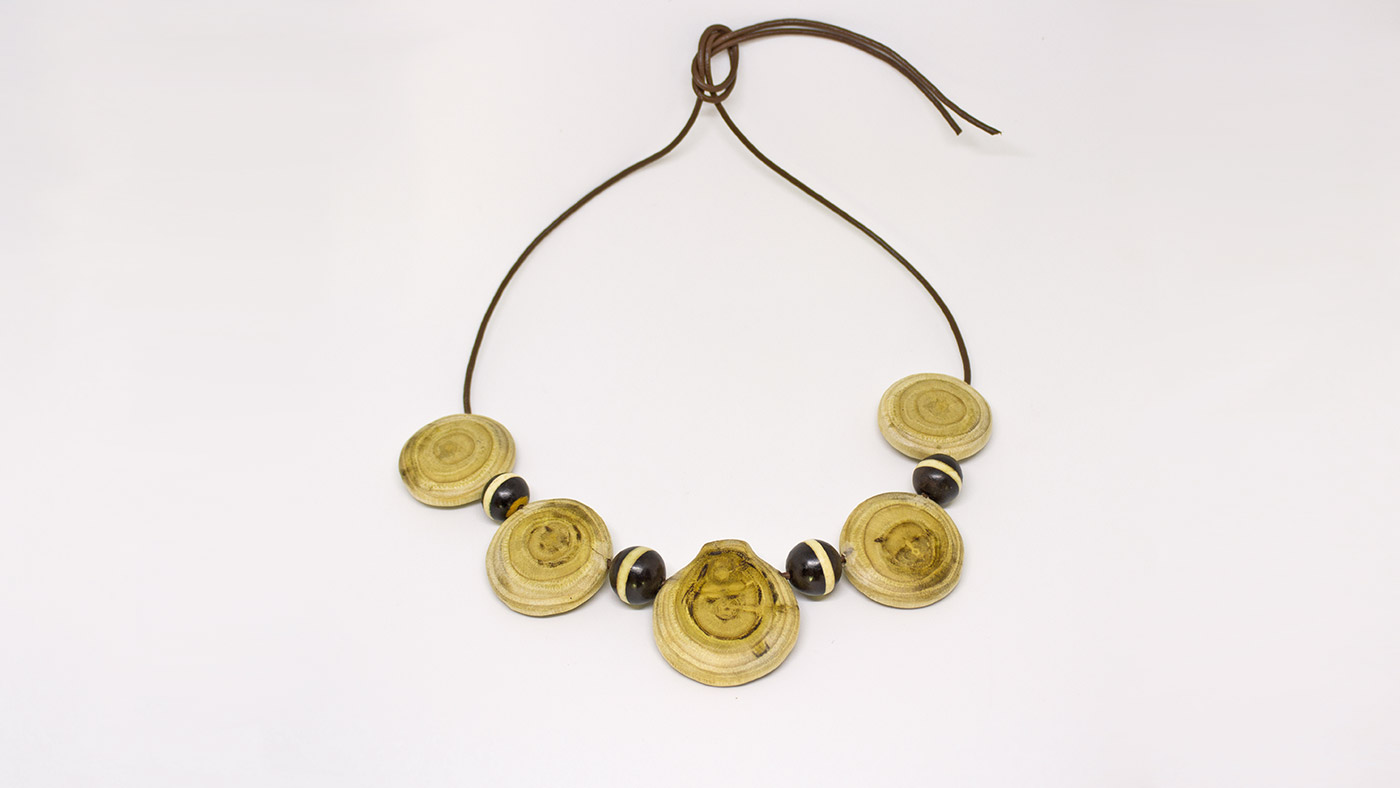 Anhänger »Kastanie drei Gesichter«, Hornperlen