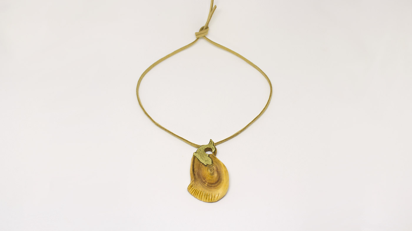 Anhänger, Zirbe »Fisch fängt Muschel«