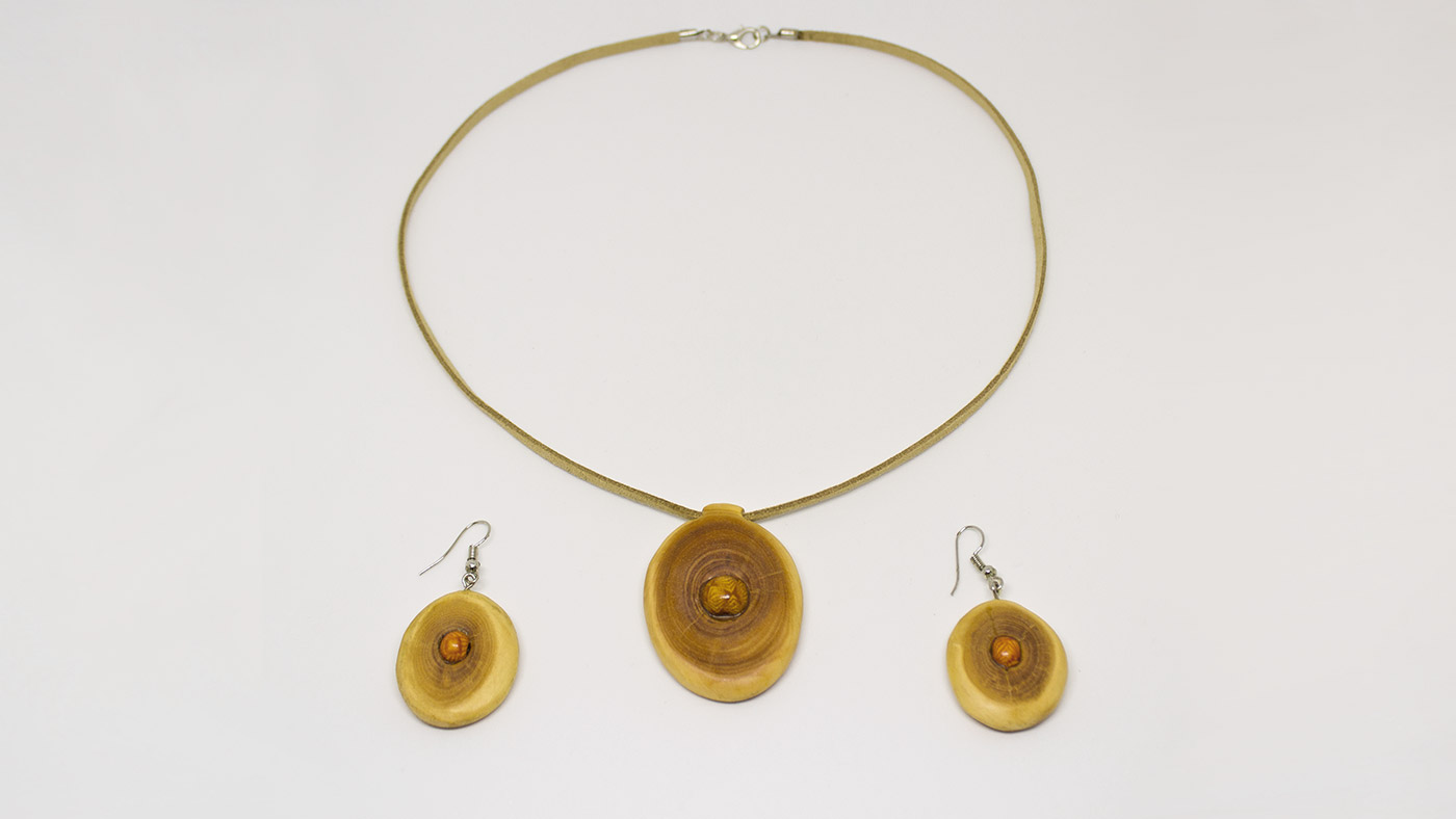 Anhänger, Ohrringe Zirbe/rote Holzperlen