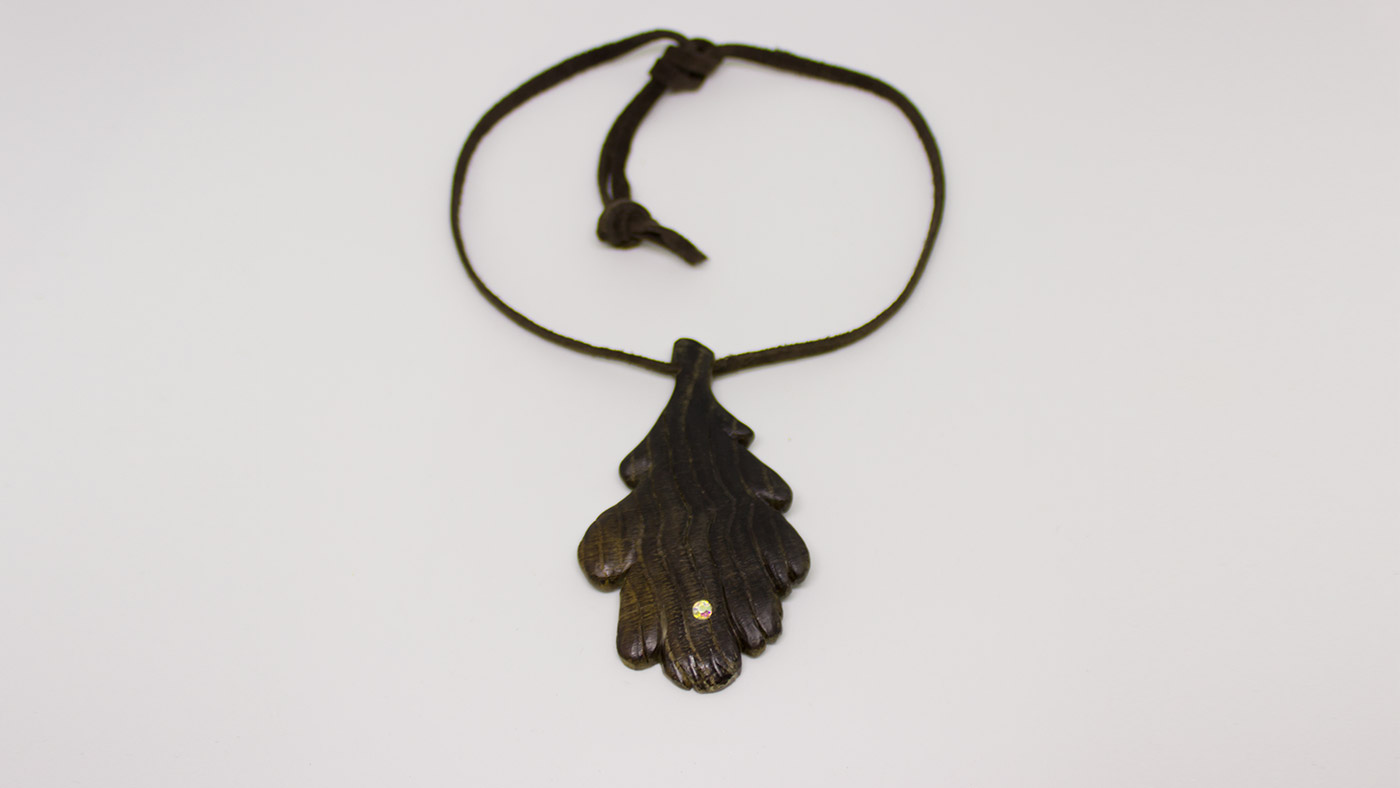 Anhänger Blatt aus Mooreiche, Saphire