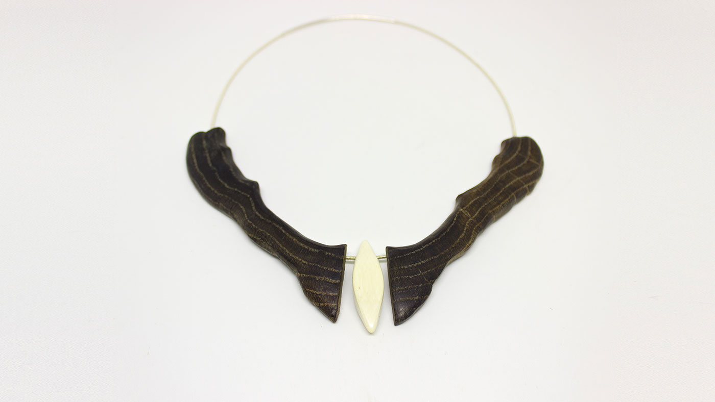 110 Halskette Hirschgeweih, Mooreiche und Knochen