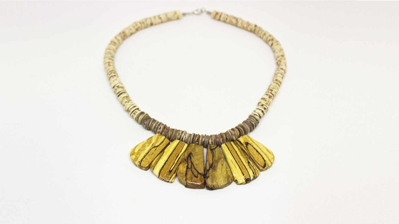 111 Halskette, Stockbuche und Straußeneierschalen