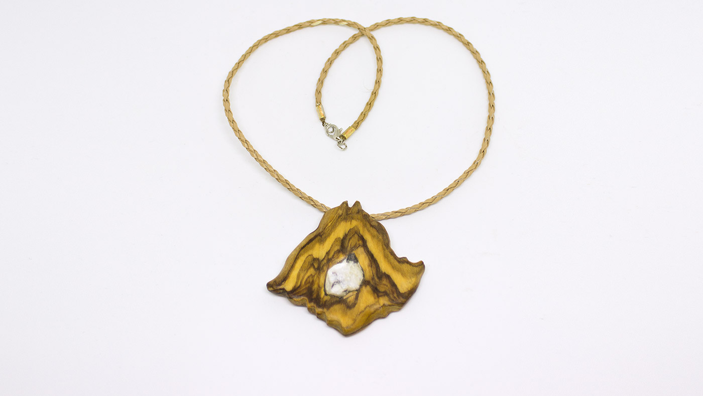 116 Anhänger Bergindianer, Olivenholz und Quarzstein