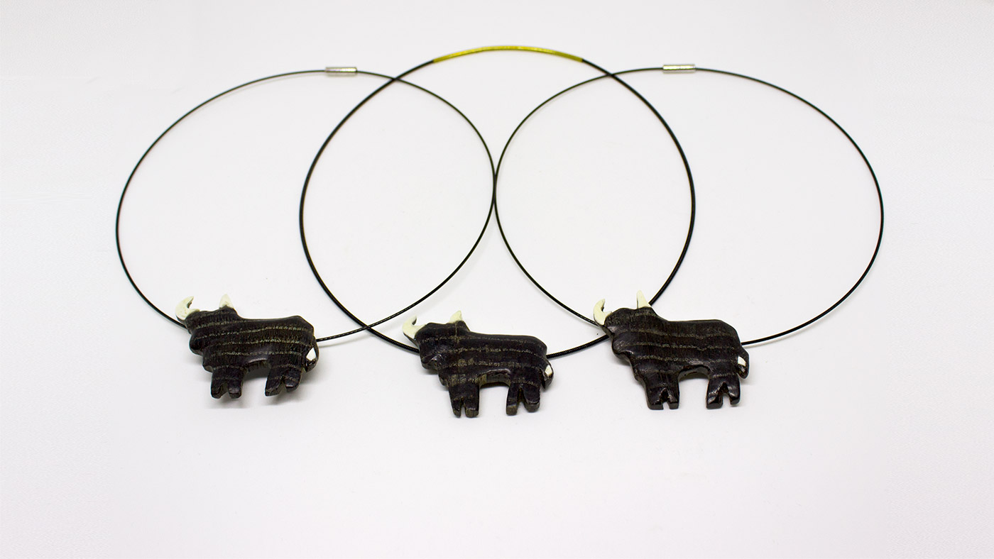 133 Stiere Anhänger, Mooreiche und Elfenbein