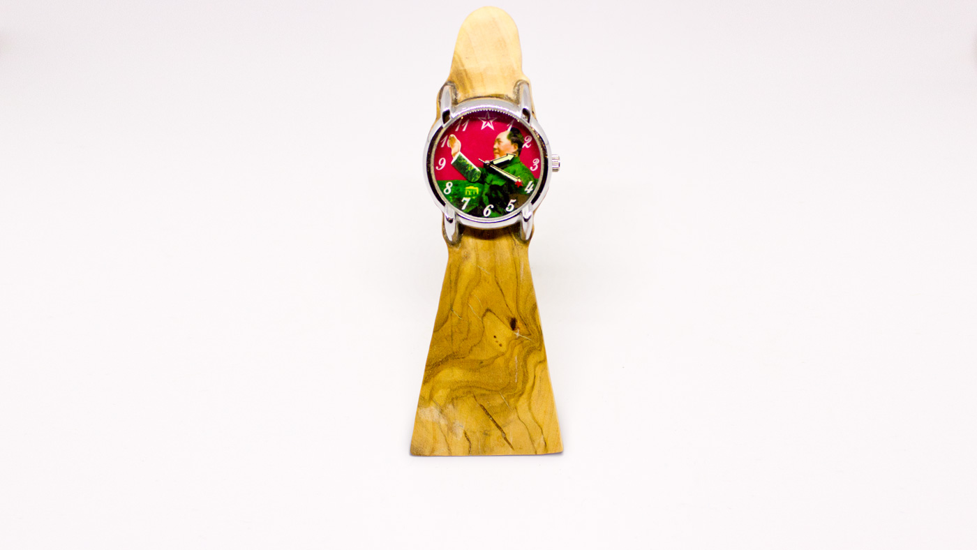 143 Mao grüßt Standuhr, Ständer Olivenholz