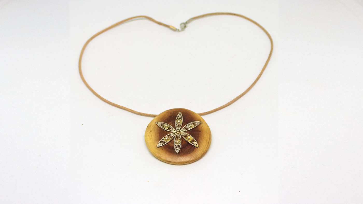 199 Blütendraht Anhänger, Zirbe, Silberblätter