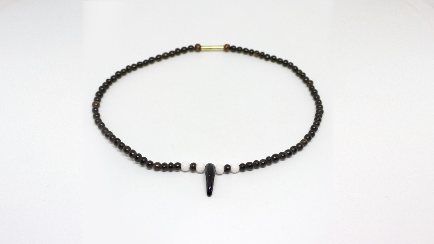 207 Hornkette, gemalter schwarz weiß Stein