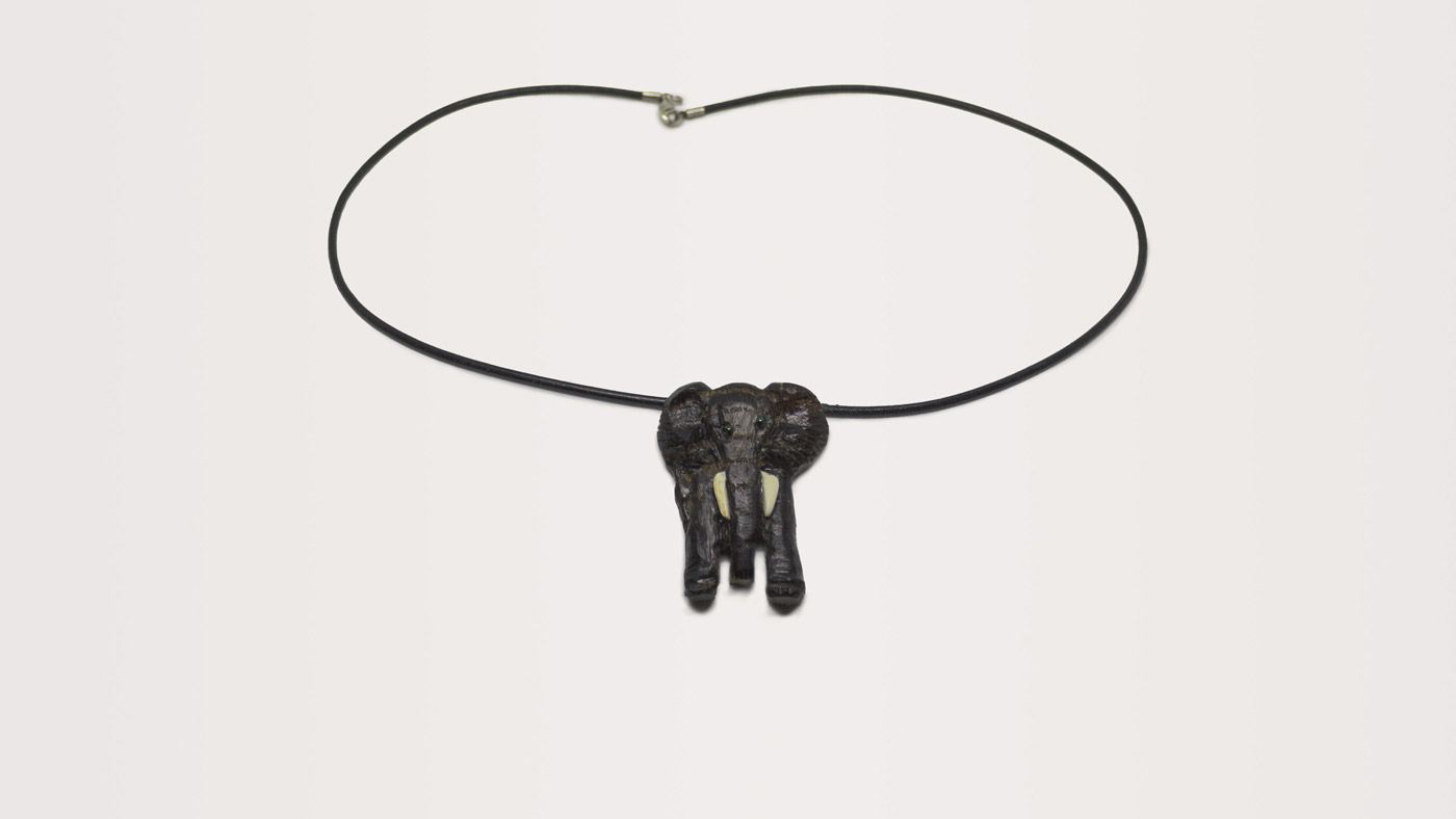 229 Elefant Anhänger Mooreiche, Elfenbein