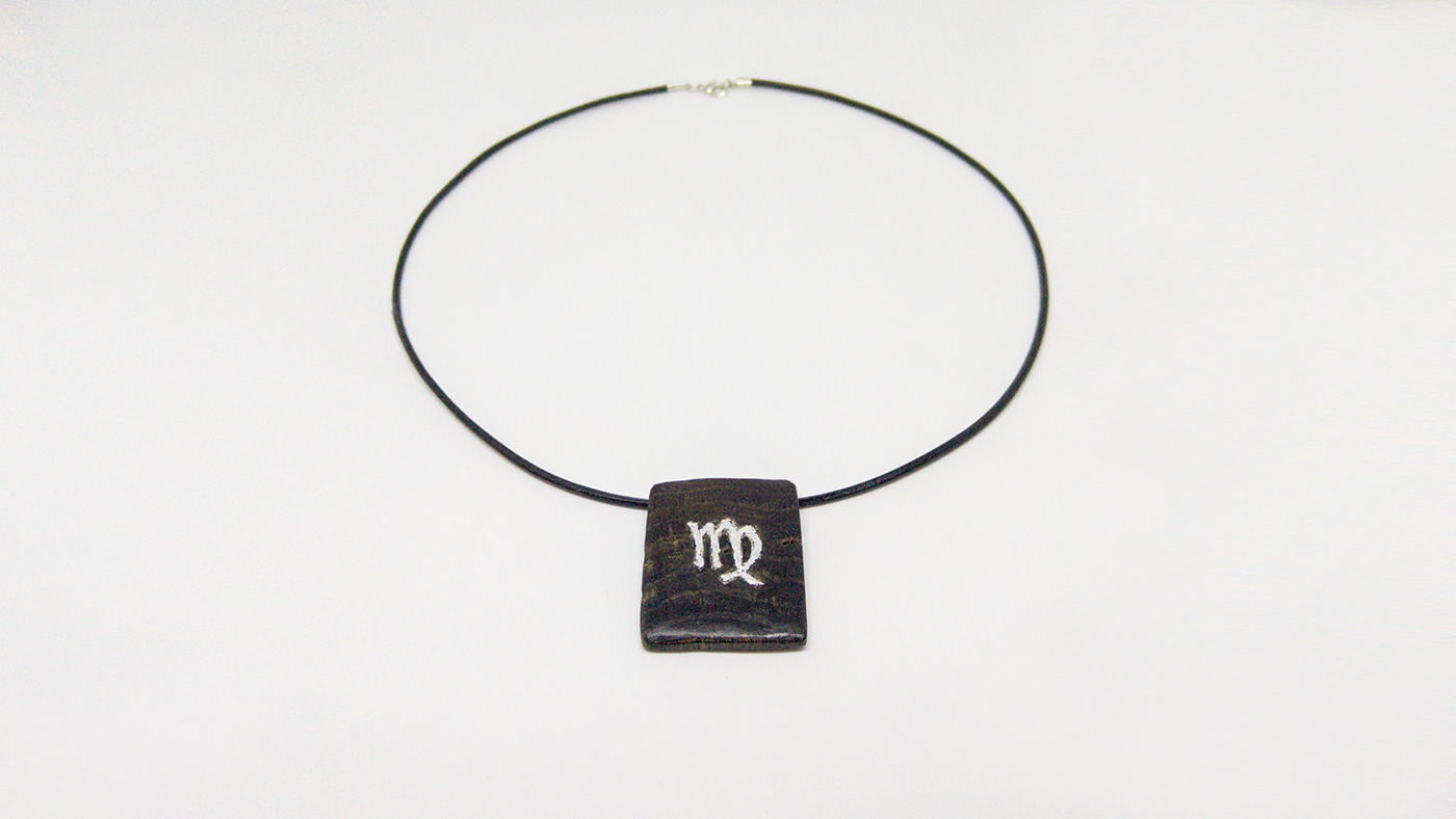 181 Sternzeichen Anhänger Jungfrau, Mooreiche mit Blattsilber eingelegt