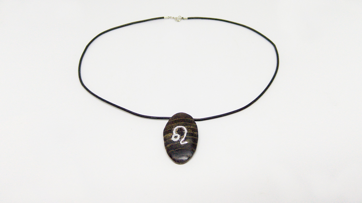 180 Sternzeichen Anhänger Löwe, Mooreiche mit Blattsilber eingelegt