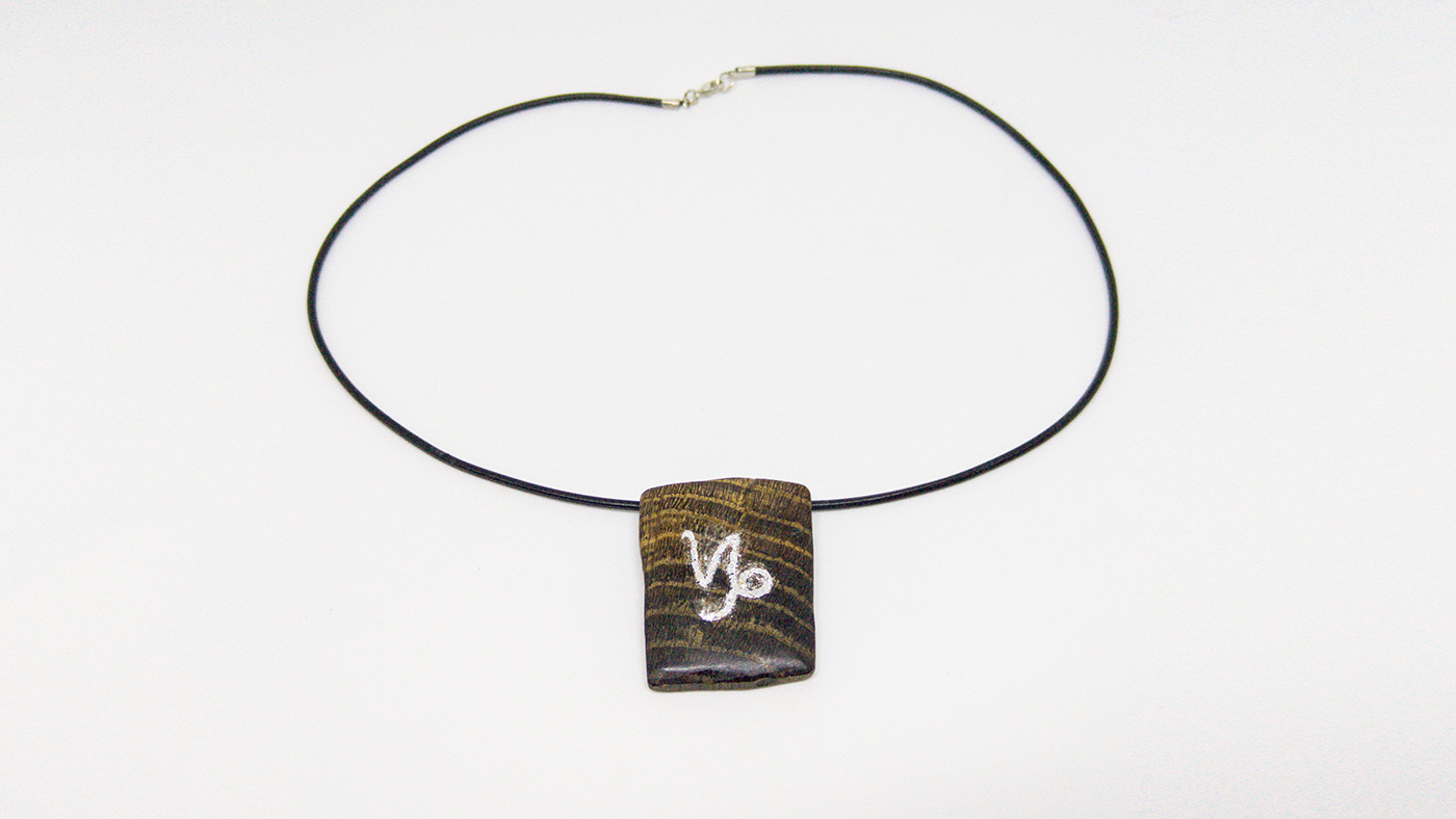 177 Sternzeichen Anhänger Stier, Mooreiche mit Blattsilber eingelegt